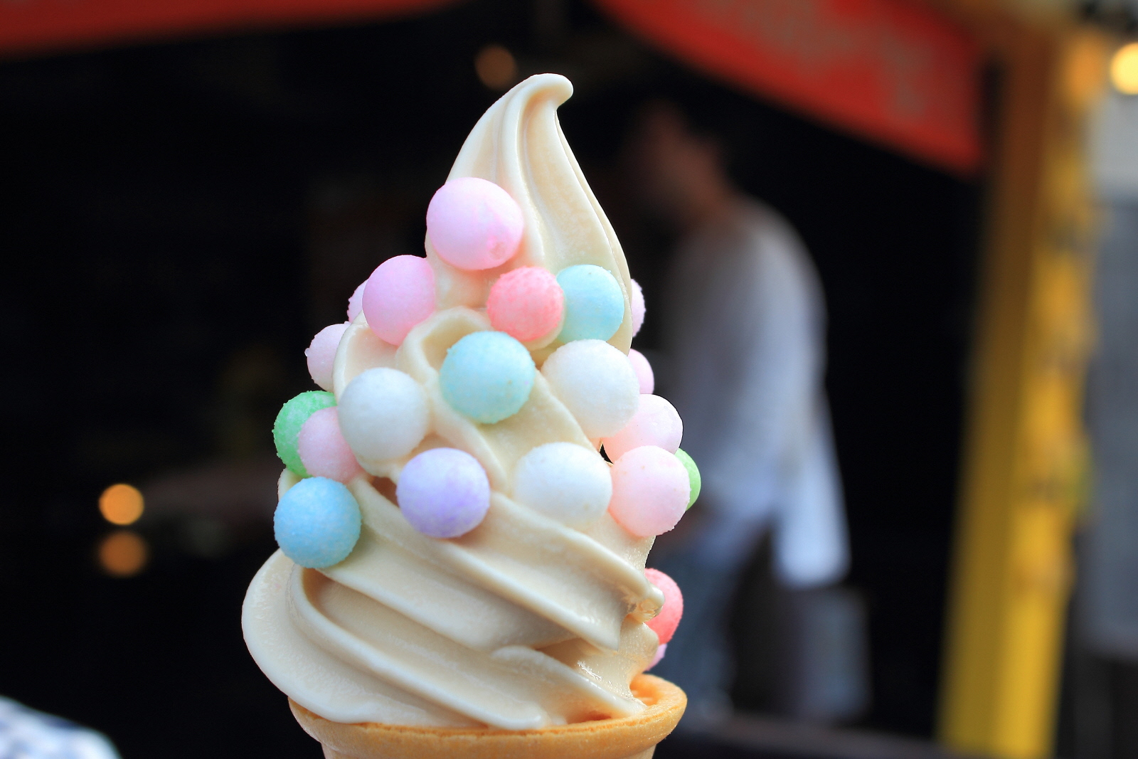 香川県のお祝いに用いられる伝統菓子「おいり」をカラフルにトッピングした幸せを呼ぶソフトクリーム
